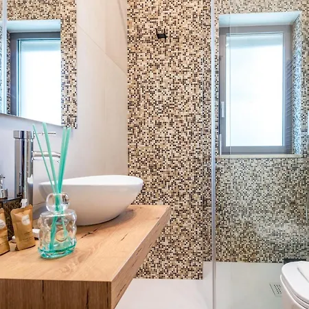 Apartment Guesthost - & Elegant Near The Station *